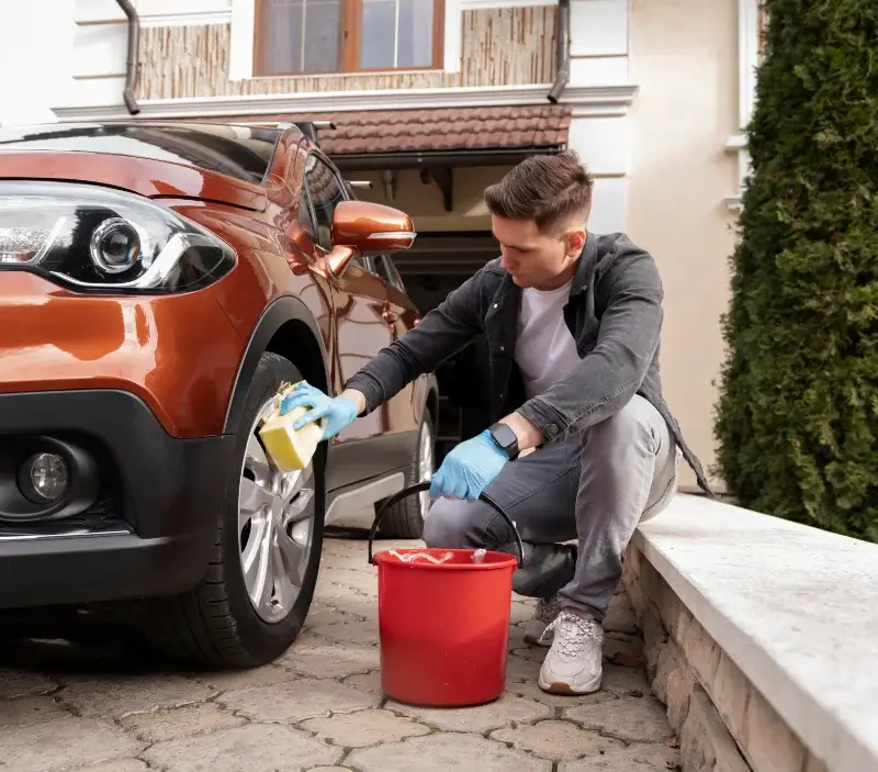 Lavage auto à domicile Saint-Julien-Molin-Molette : professionnel intervenant sur un véhicule